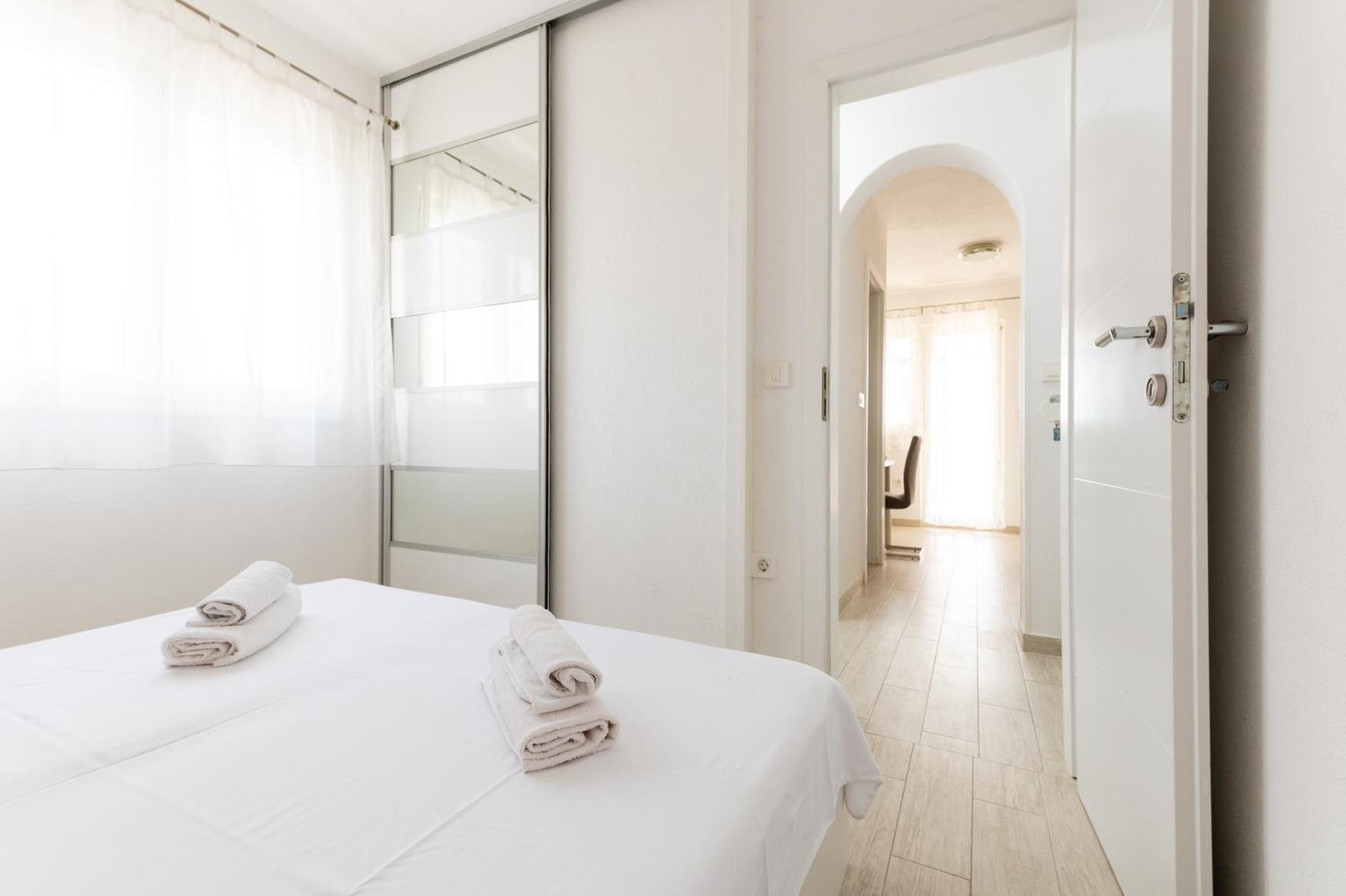Apartments With A Parking Space Mavarstica, Ciovo - 17803 Trogir Room photo
