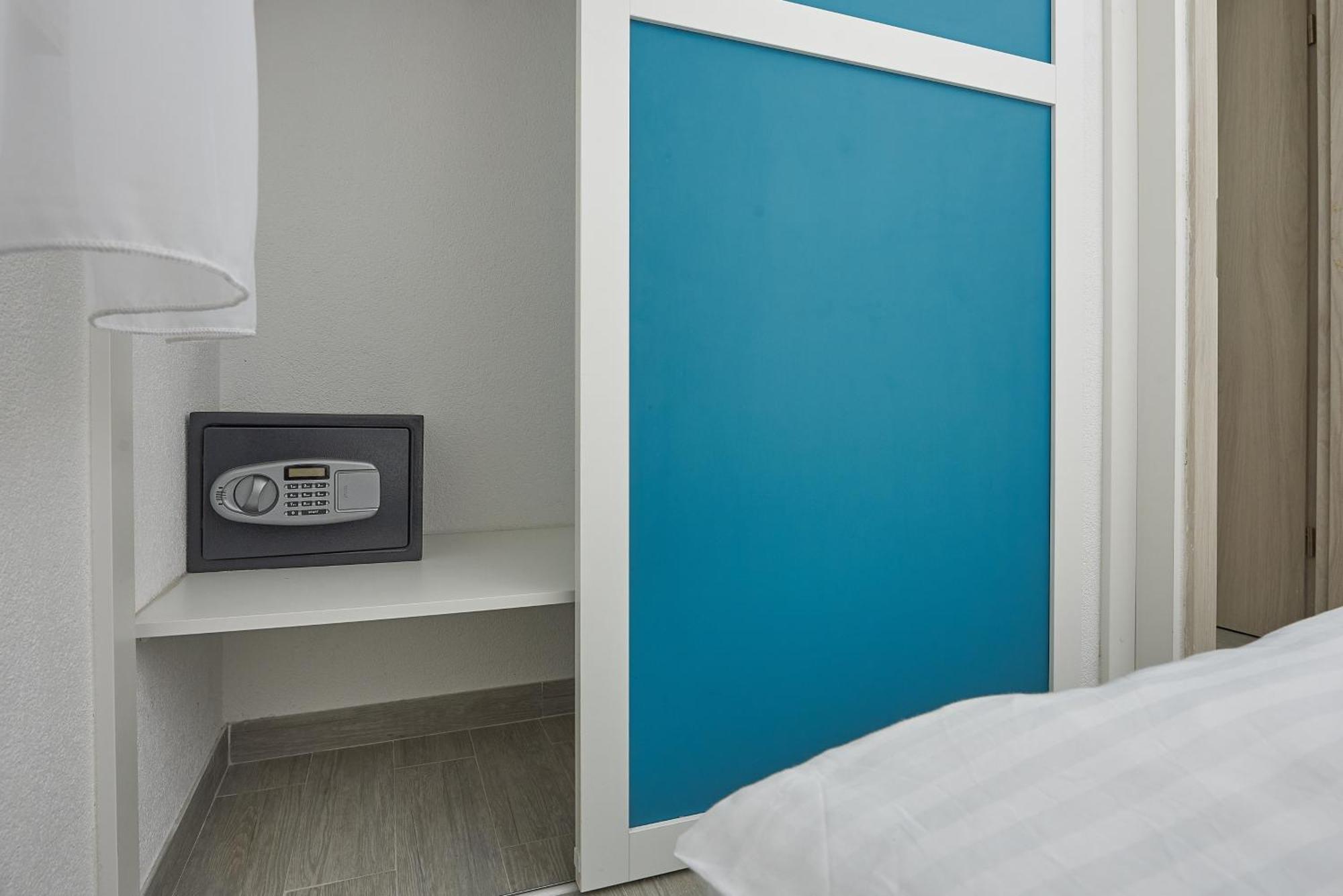 Apartments With A Parking Space Mavarstica, Ciovo - 17803 Trogir Room photo